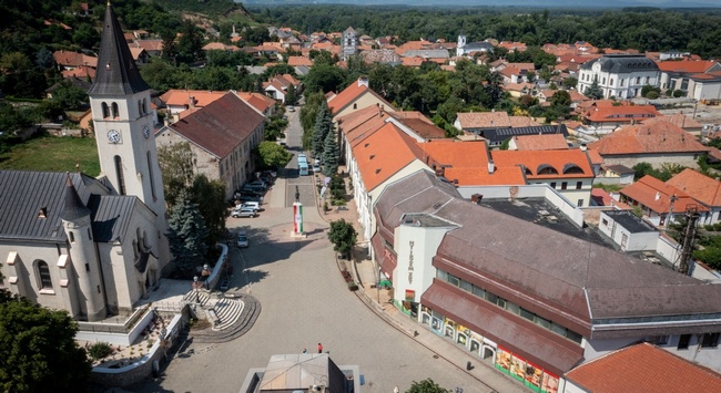 Tokaj főtere, a tervezett rekonstrukció előtti állapot. Helyszín Info 2023.